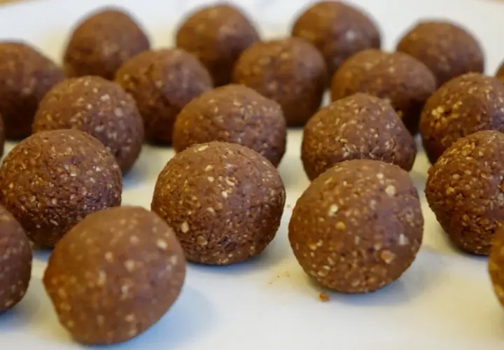 En närbild på många chokladbollar, perfekta för ett enkelt delicatobollar recept.