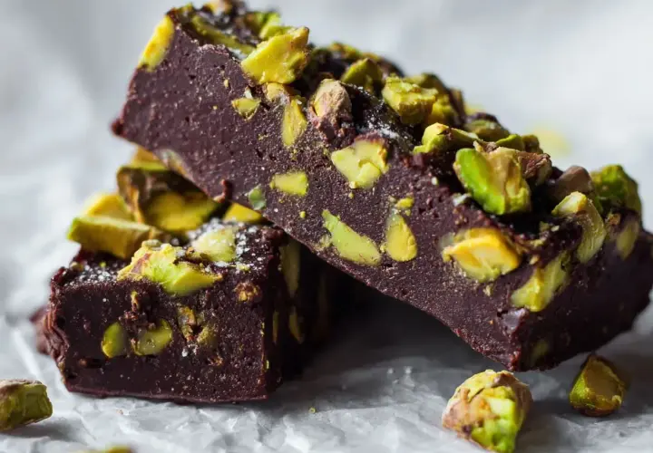 Mörk choklad fudge med pistagenötter, perfekt för ett dubai choklad recept.