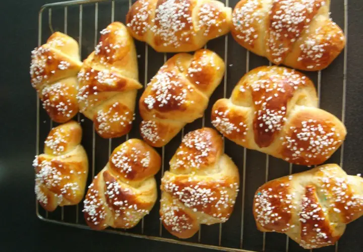 Nybakade gifflar med pärlsocker, redo att avnjutas. Ett härligt gifflar recept!