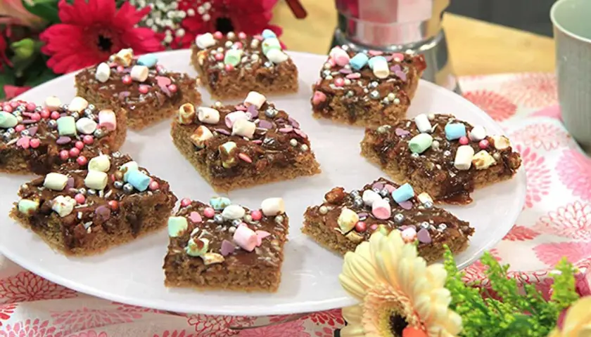Små chokladkakor med färgglada marshmallows och strössel, perfekta att baka med marshmallows.