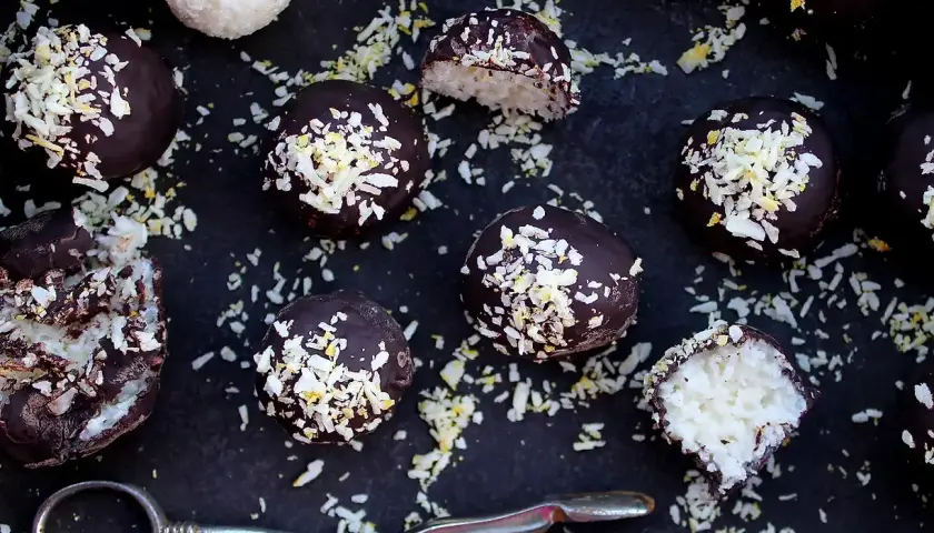 Chokladbollar med kokos, ett enkelt bounty recept. Perfekt för fikat!