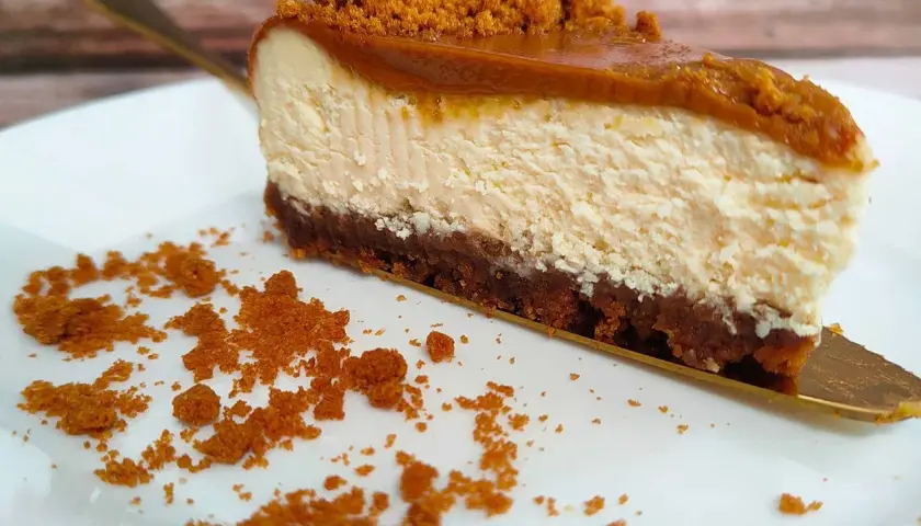 En bit krämig cheesecake med krossade digestivekex och en karamelliserad topping gjord på farinsocker istället för sirap.