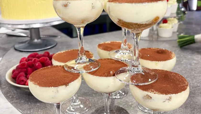 Fluffig tiramisu i glas, pudrad med kakao. En festlig dessert som ser ljuvlig ut!