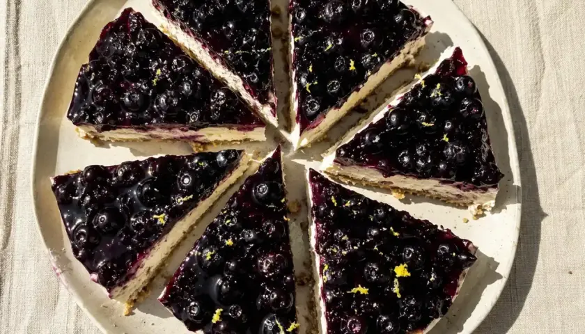En krämig blåbärscheesecake, perfekt för dig som vill baka utan vaniljsocker. Garnerad med färska blåbär och citronskal.
