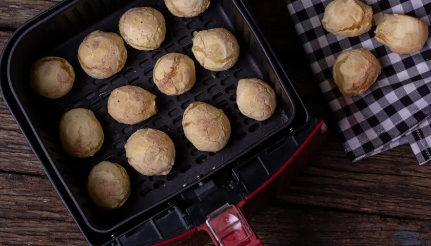 Nybakade frallor i airfryer, gyllene och redo att avnjutas. Enkla och snabba att göra!