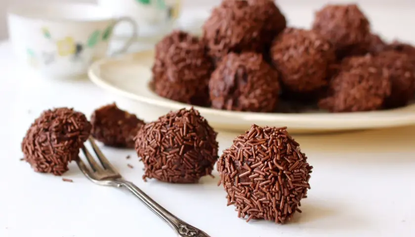 Chokladiga arraksbollar med strössel, redo att avnjutas med en kopp kaffe. En klassisk svensk fika.