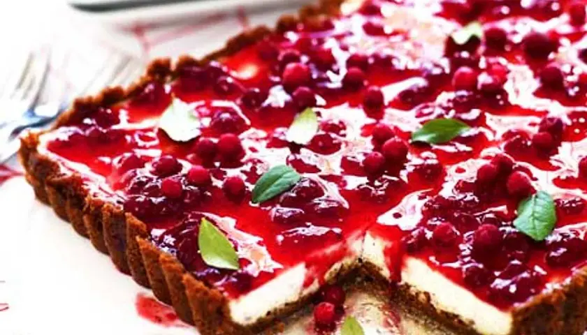 En saftig pepparkakscheesecake med en glansig lingon-topping och färska lingon. Perfekt för fikat!