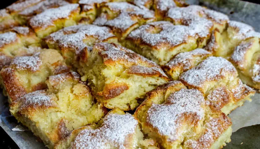 Nybakade bullar i långpanna, pudrade med florsocker. Perfekt för fikastunden!