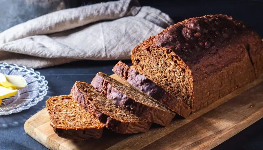 Mörkt, saftigt rågbröd skuret i skivor, redo att avnjutas. Ett perfekt exempel på ett gott fillimpa recept.