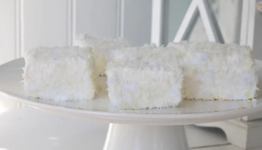 Mums mums i långpanna! Små, vita, kokostäckta bitar på ett tårtfat. Perfekt för fikat.