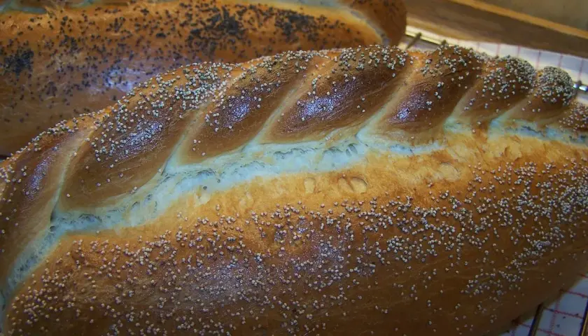 Två flätade bröd, ett med vallmofrön, ett med sesamfrön. Perfekt för ett enkelt barkis recept.