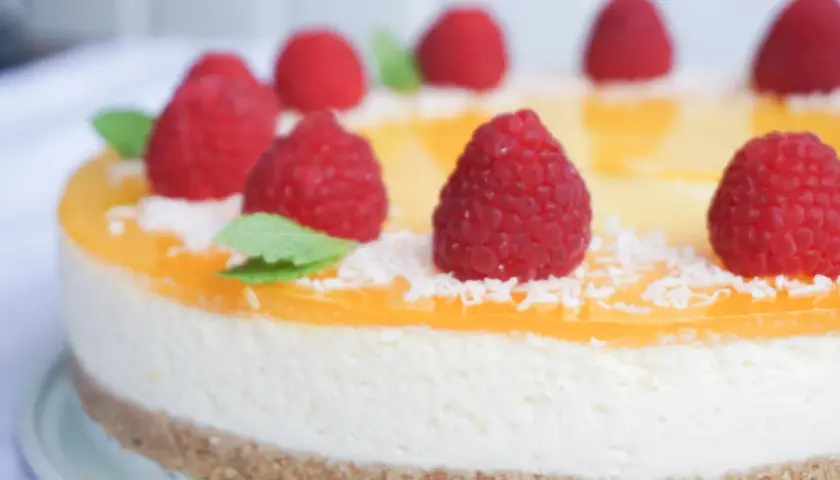 En läcker cheesecake med passionsfrukt, toppad med färska hallon och mynta. En dröm för alla sötsugna!