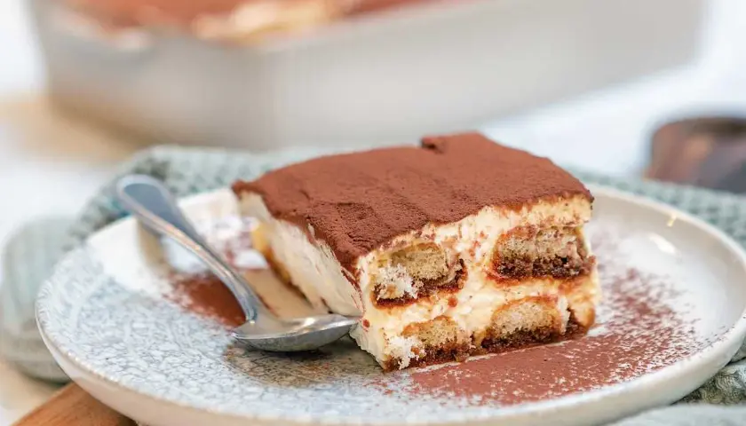 En bit krämig tiramisu med kaffeindränkta savoiardikex och kakaopulver. Perfekt för ett tiramisu recept original.