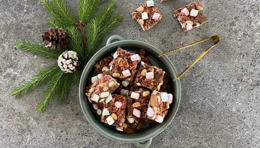 En skål fylld med klassisk rocky road, dekorerad med granris och kottar. Perfekt för julmyset!