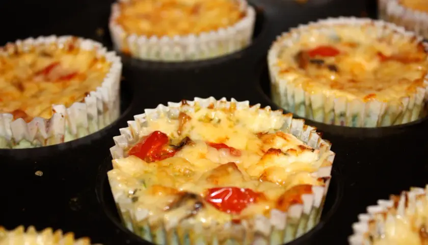 Små, gyllene quiche-muffins i form, perfekta att förvara muffins i.