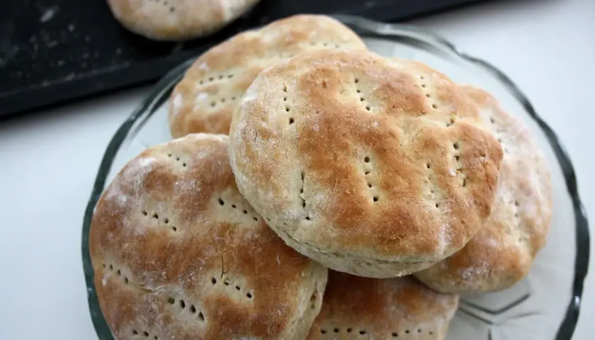 En hög med nybakade tekakor med havregryn och rågsikt, perfekta för frukost eller fika.