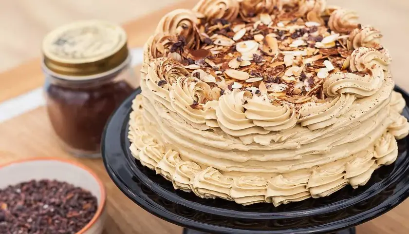 En vacker mockatårta med kaffefrosting, mandel och chokladbitar. Perfekt för alla som älskar ett gott mockatårta recept.