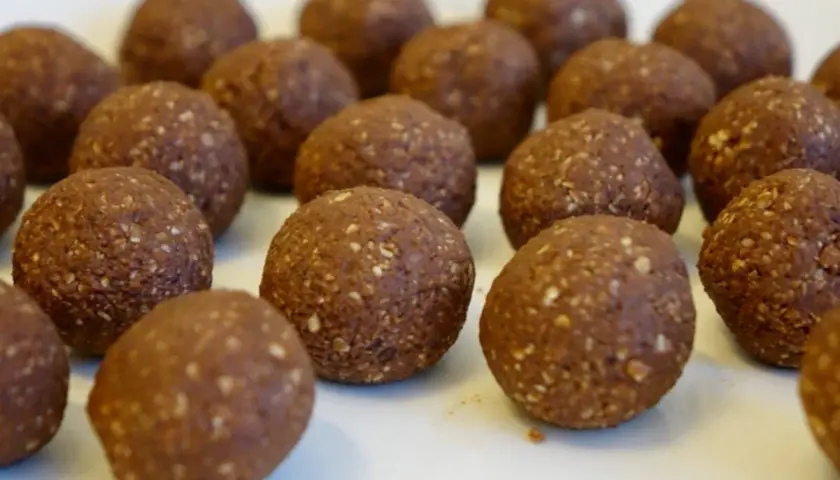 En närbild på många chokladbollar, perfekta för ett enkelt delicatobollar recept.