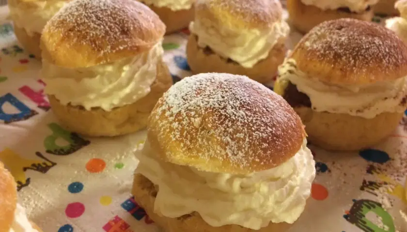 Fluffiga semlor med grädde, perfekta för ett semmeltårta recept. Pudrade med florsocker.