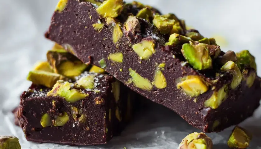 Mörk choklad fudge med pistagenötter, perfekt för ett dubai choklad recept.