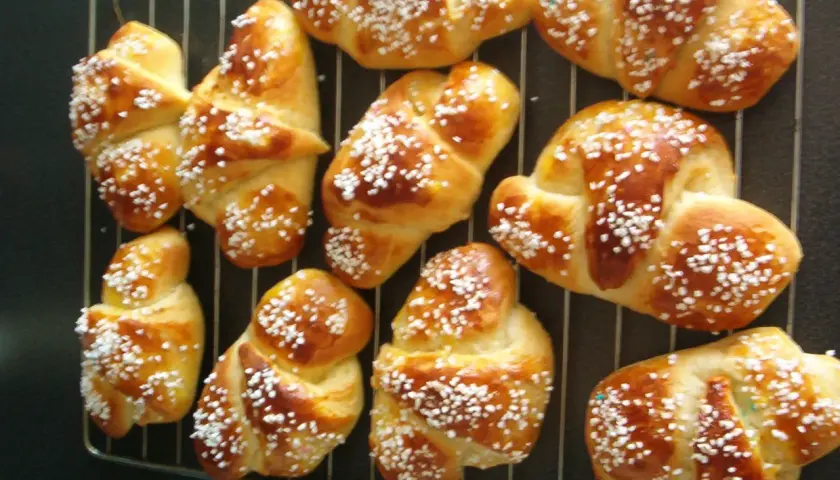 Nybakade gifflar med pärlsocker, redo att avnjutas. Ett härligt gifflar recept!