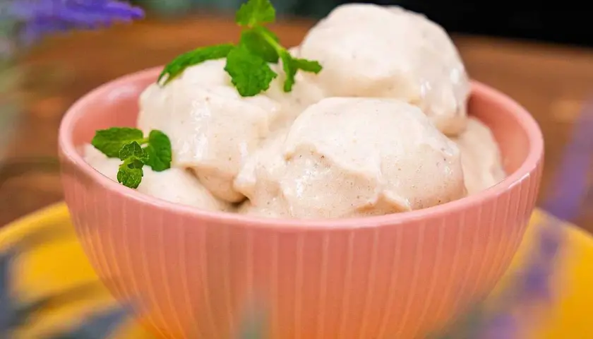 En skål med krämig nice cream, toppad med mynta. Perfekt för en varm sommardag.