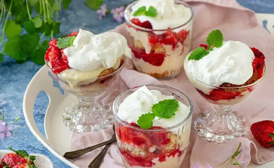 Jordgubbstårta i glas - Recept för perfekt balans & smak