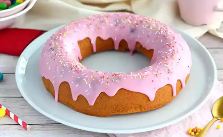 Donut-tårta - Så lyckas du med form, smak & dekor