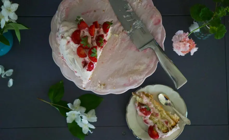 Jordgubbstårta som håller ihop - Recept & tips för succé
