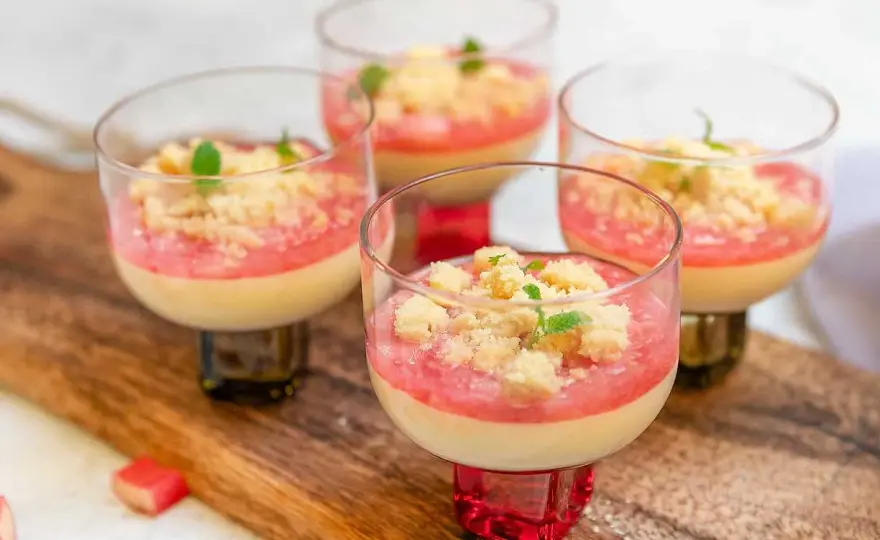 Pannacotta med rabarber - Så får du perfekt balans