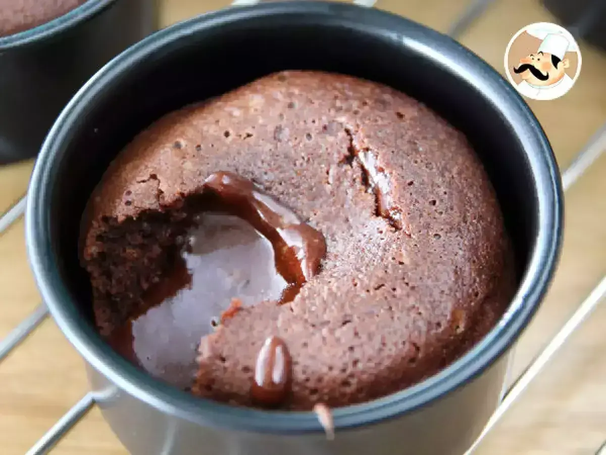 En chokladfondant med rinnande kärna i en svart form. En härlig dessert som smälter i munnen.