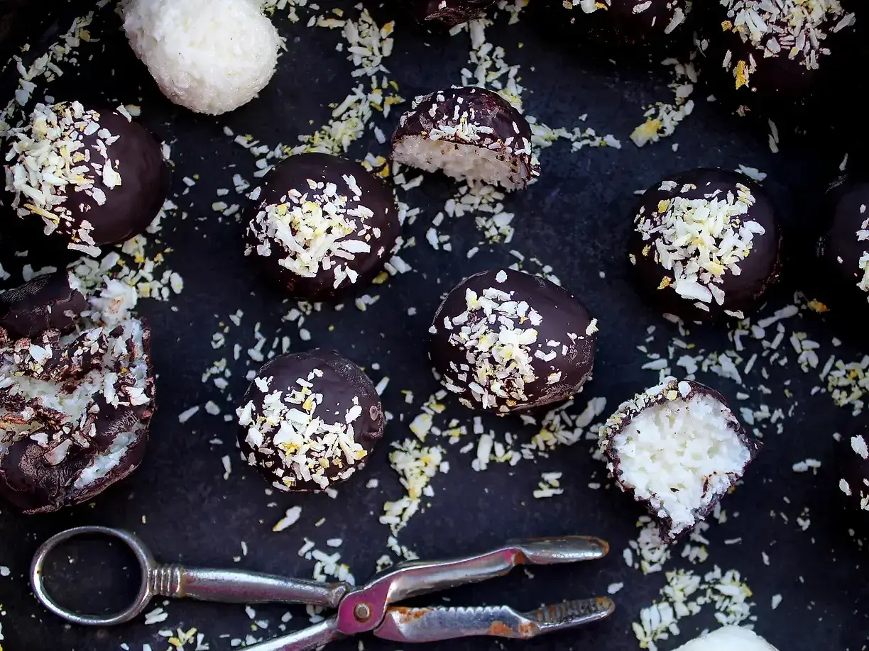 Chokladbollar med kokos, ett enkelt bounty recept. Perfekt för fikat!