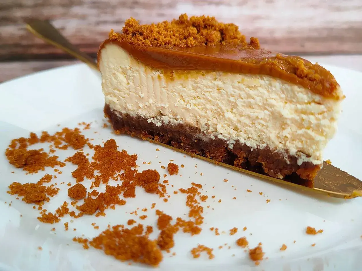 En bit krämig cheesecake med krossade digestivekex och en karamelliserad topping gjord på farinsocker istället för sirap.