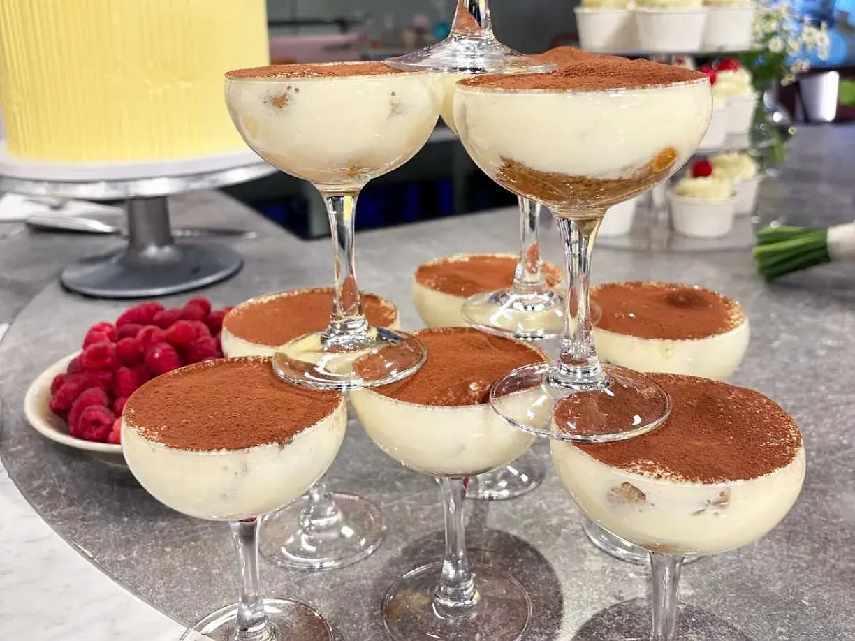 Fluffig tiramisu i glas, pudrad med kakao. En festlig dessert som ser ljuvlig ut!