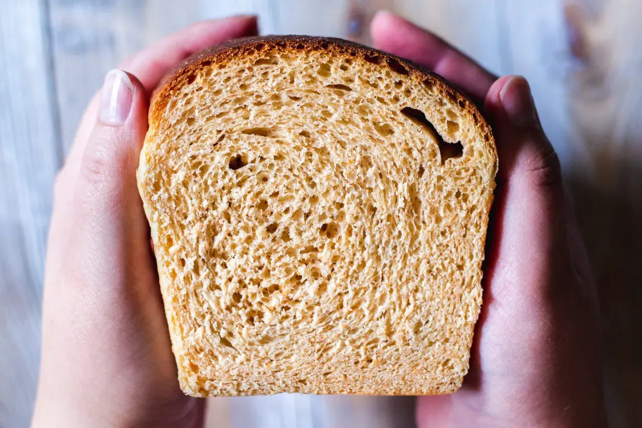 En skiva gyllene bröd, perfekt för en frukost istället för sirap. Hålls varsamt i två händer.
