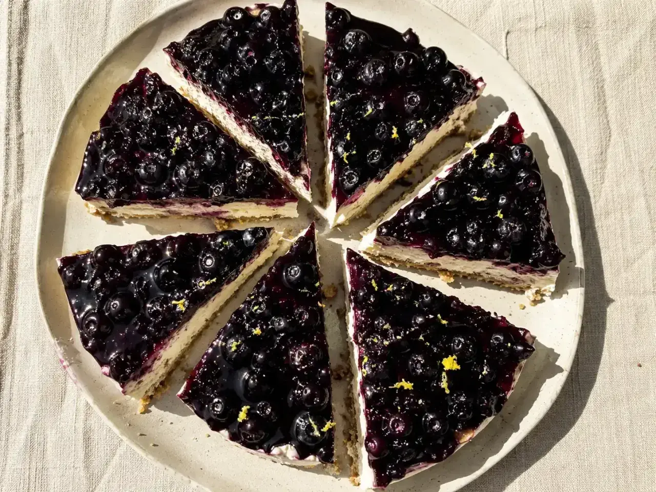 En krämig blåbärscheesecake, perfekt för dig som vill baka utan vaniljsocker. Garnerad med färska blåbär och citronskal.