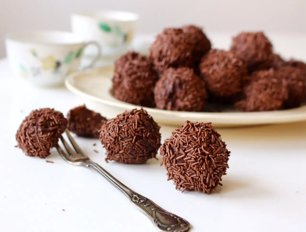 Chokladiga arraksbollar med strössel, redo att avnjutas med en kopp kaffe. En klassisk svensk fika.