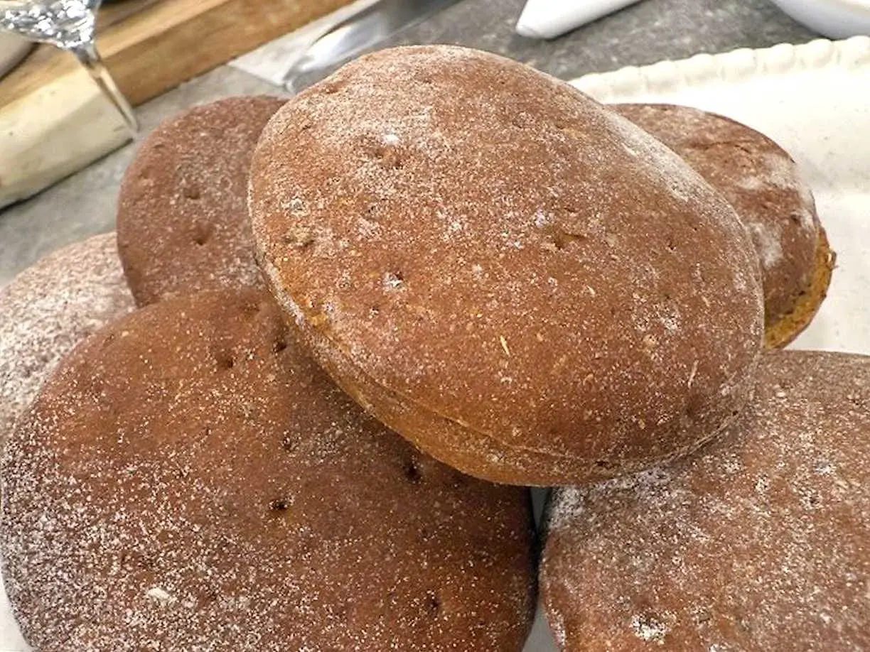 En hög med nybakade rågkakor, perfekta för ett enkelt rågkaka recept. Strödda med mjöl.