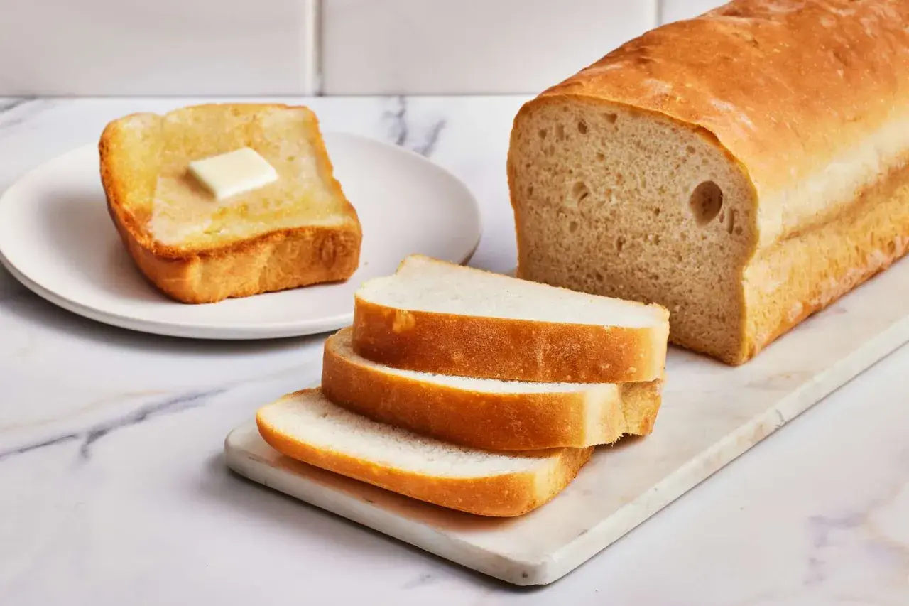 En nybakad formfranska, perfekt för smörgåsar eller rostat bröd. Här är ett enkelt formfranska recept.