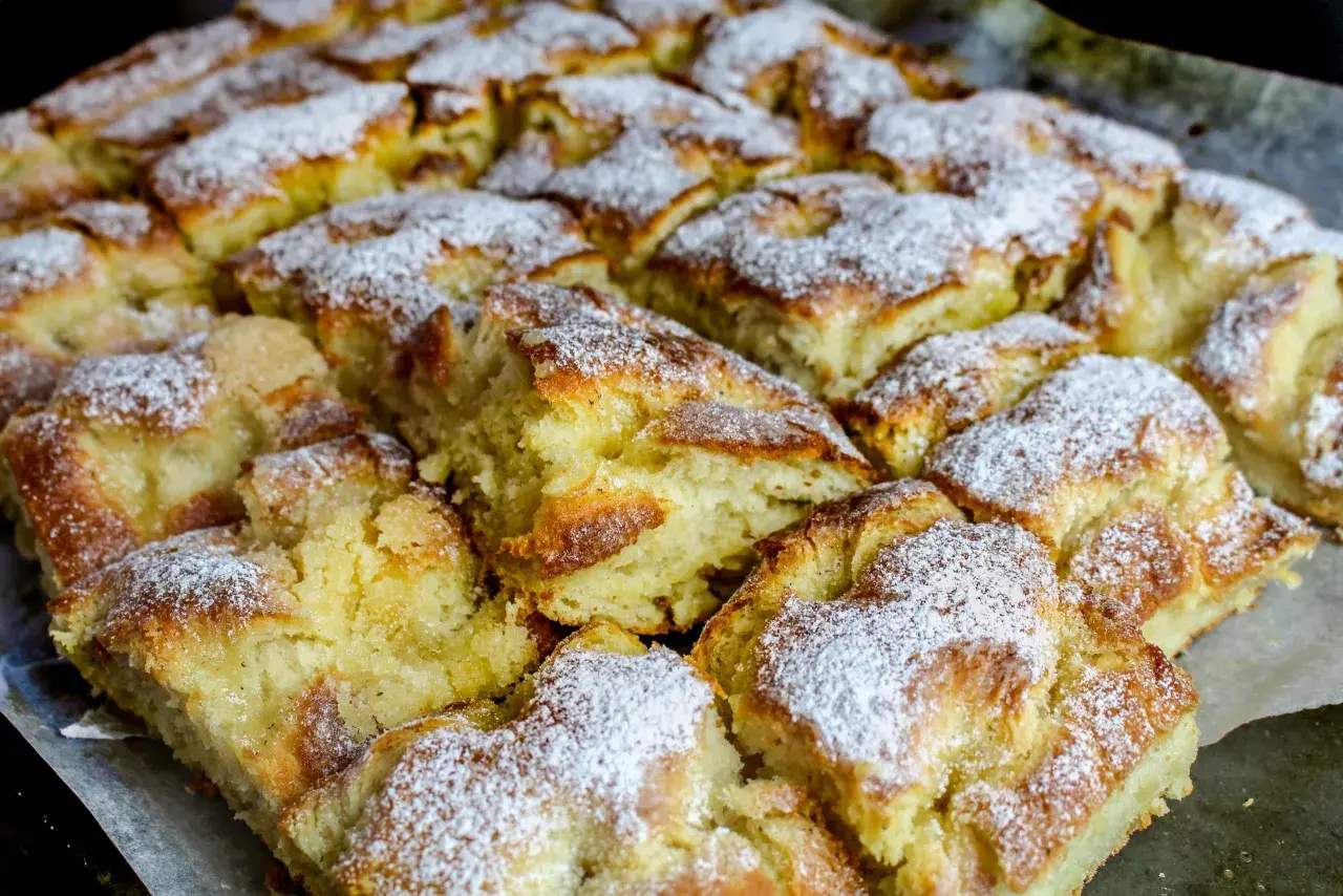 Nybakade bullar i långpanna, pudrade med florsocker. Perfekt för fikastunden!