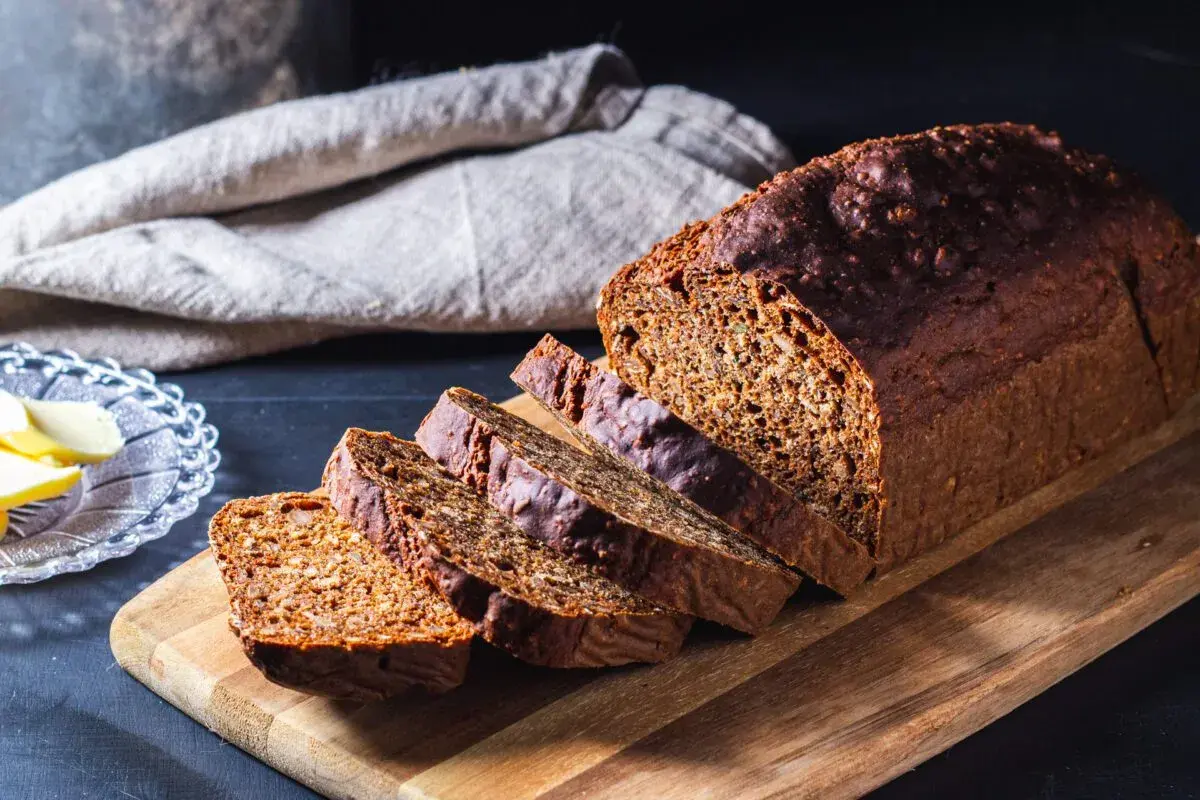 Mörkt, saftigt rågbröd skuret i skivor, redo att avnjutas. Ett perfekt exempel på ett gott fillimpa recept.