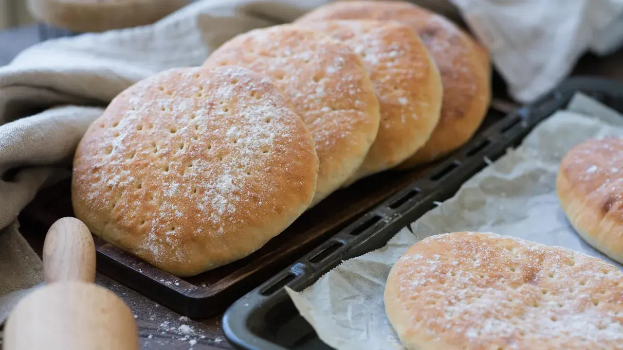Färska polarkakor, nybakade och pudrade med mjöl. Ett härligt polarkaka recept att njuta av.