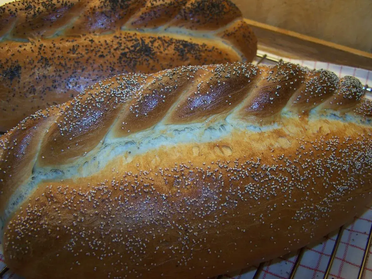 Två flätade bröd, ett med vallmofrön, ett med sesamfrön. Perfekt för ett enkelt barkis recept.