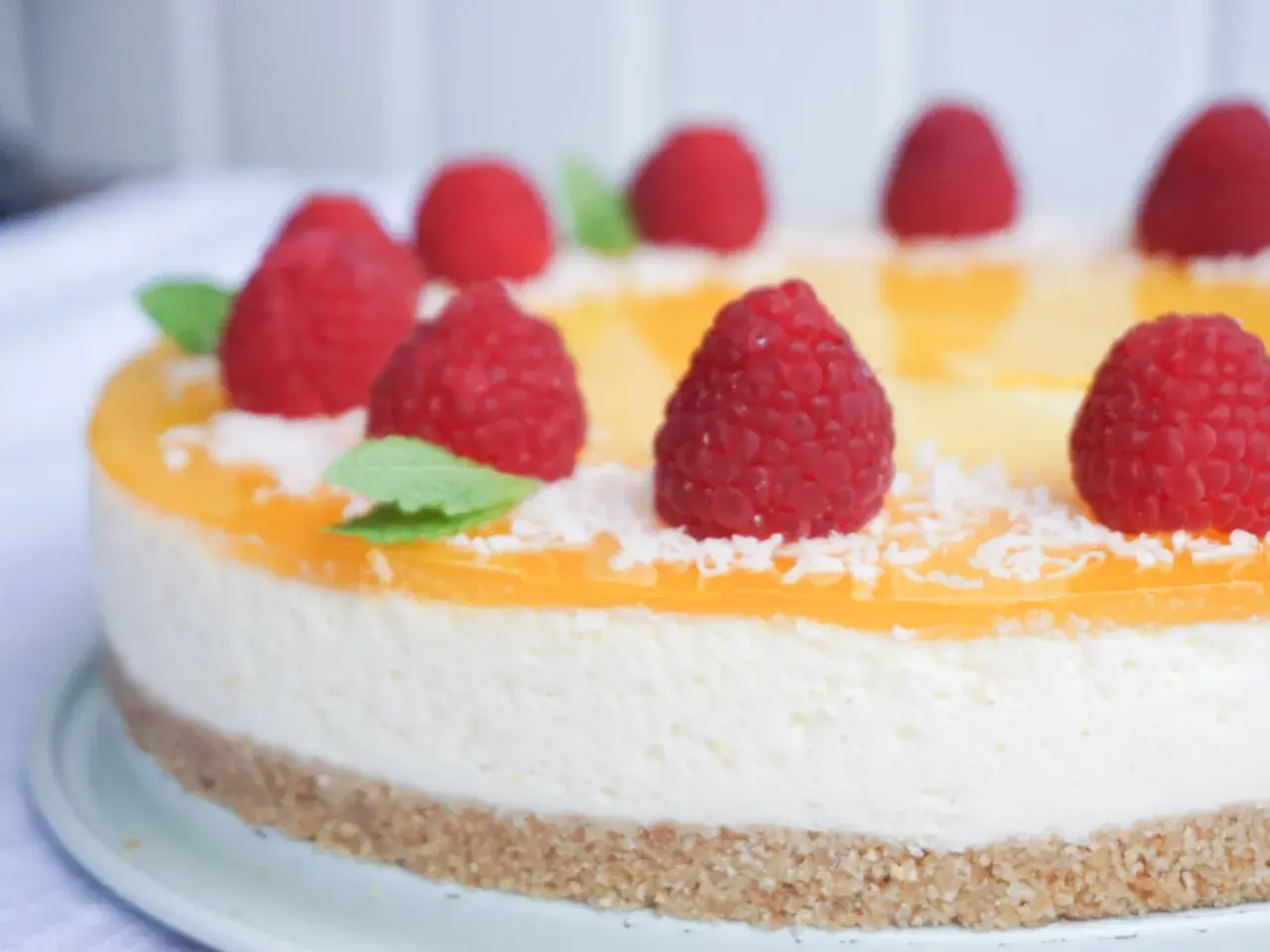 En läcker cheesecake med passionsfrukt, toppad med färska hallon och mynta. En dröm för alla sötsugna!