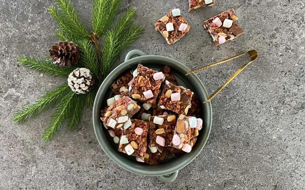 En skål fylld med klassisk rocky road, dekorerad med granris och kottar. Perfekt för julmyset!