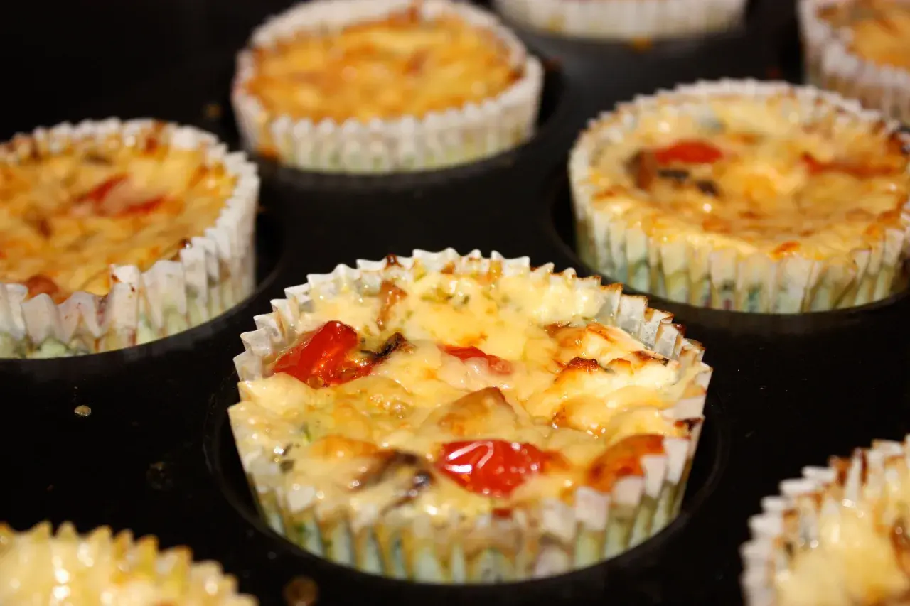 Små, gyllene quiche-muffins i form, perfekta att förvara muffins i.