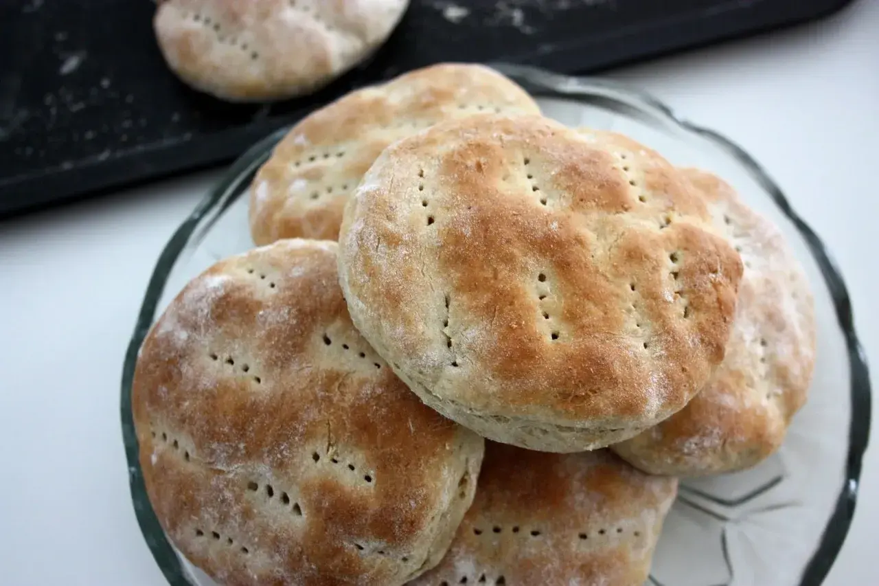 En hög med nybakade tekakor med havregryn och rågsikt, perfekta för frukost eller fika.