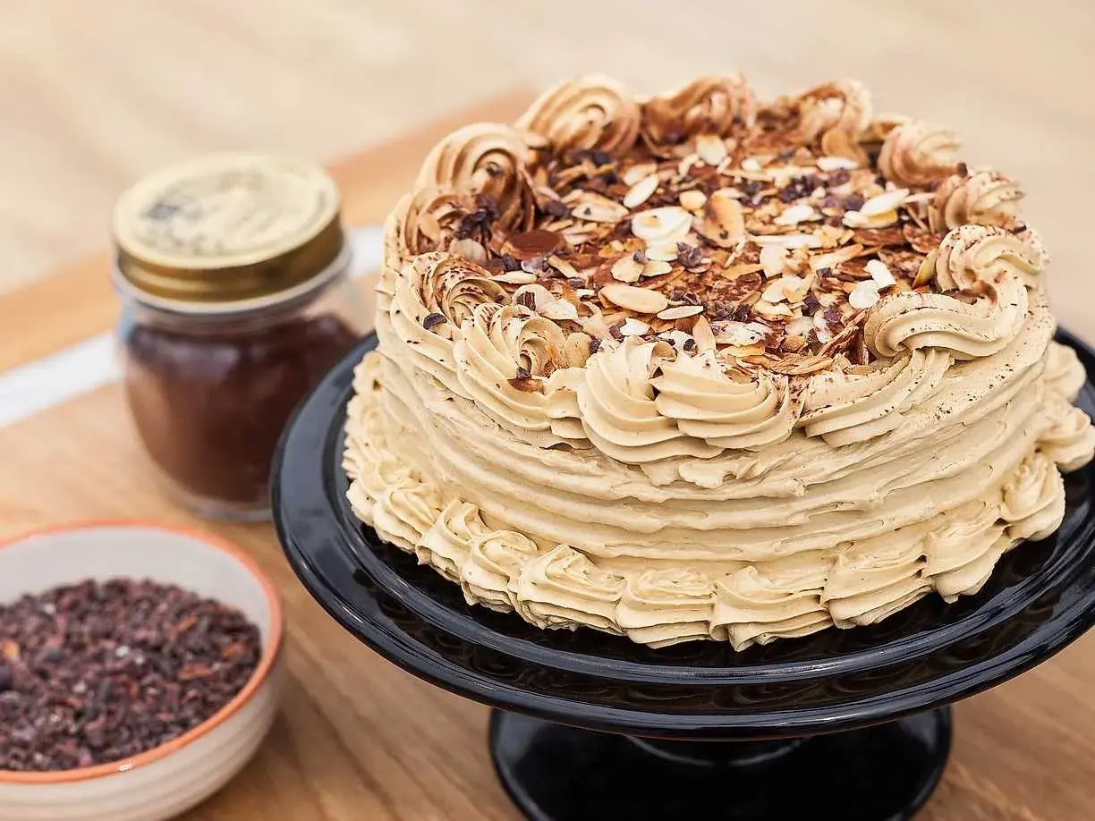 En vacker mockatårta med kaffefrosting, mandel och chokladbitar. Perfekt för alla som älskar ett gott mockatårta recept.
