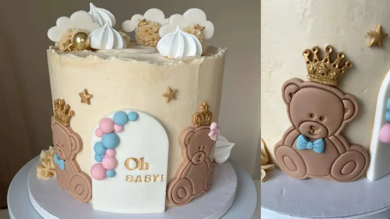 Söt gender reveal tårta med nallebjörnar, moln och stjärnor. Perfekt för ett "gender reveal tårta recept" firande!