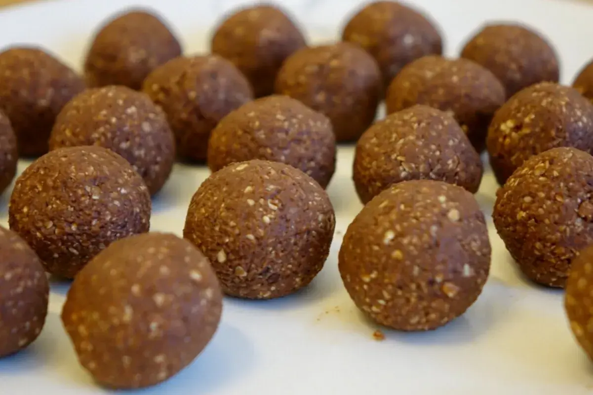 En närbild på många chokladbollar, perfekta för ett enkelt delicatobollar recept.